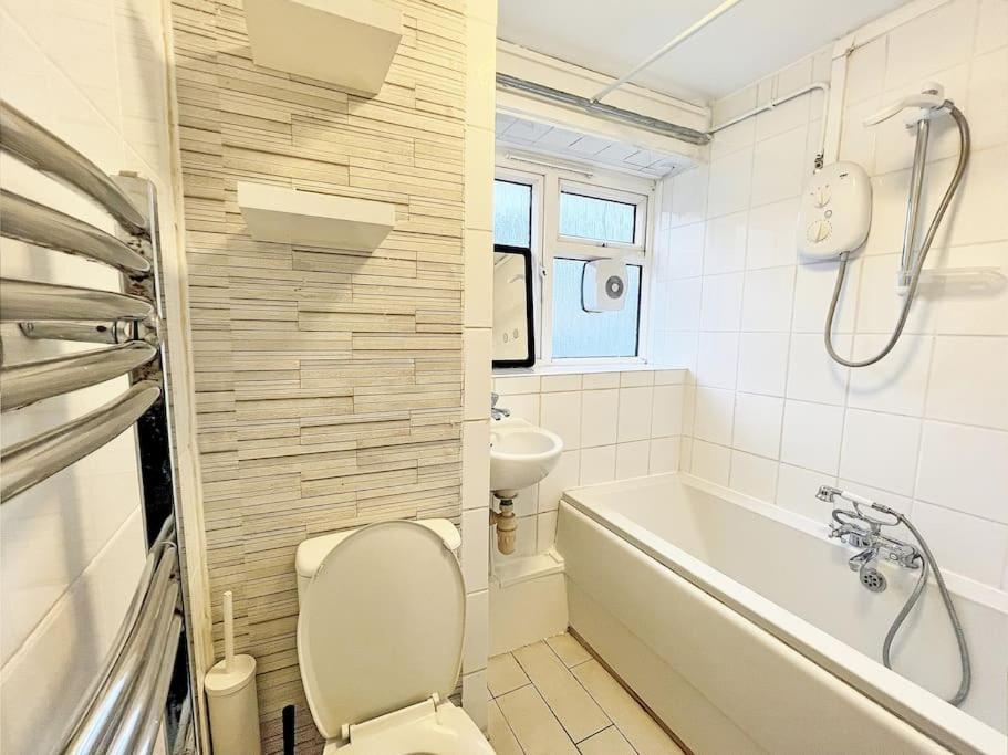 Cosy Croydon Apt Sleeps 5 Exterior foto
